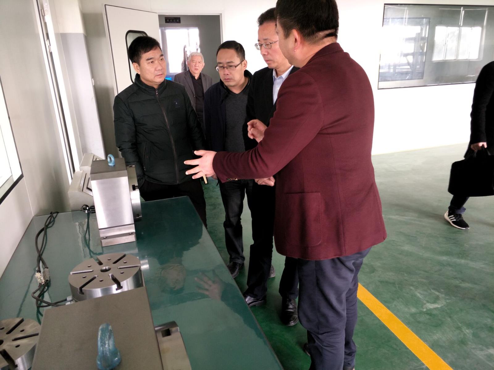 李正良總經理向林建敏副市長介紹數控轉臺樣機.jpg